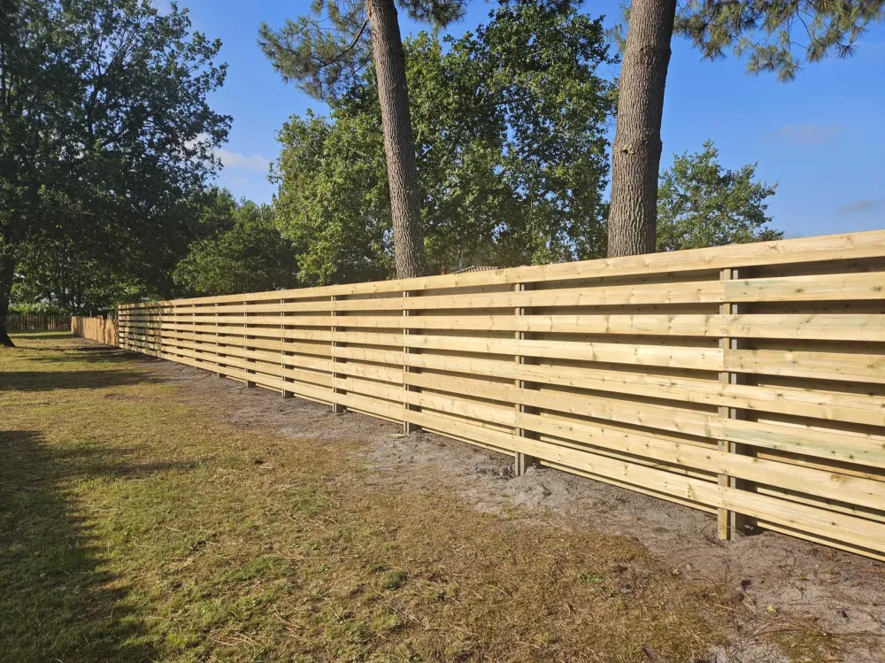 clôture en bois près de Mios